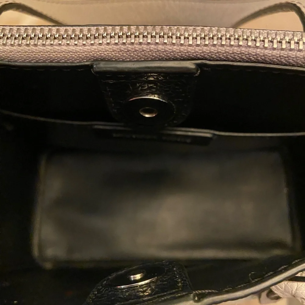 EUC MICHAEL KORS Gemma pebbled leather small pocket crossbody messenger --dark